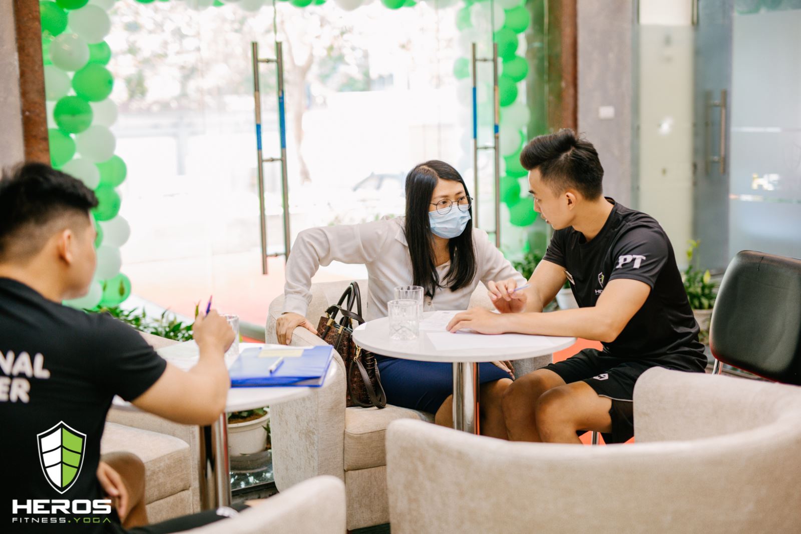 Cẩn thận hướng dẫn học viên các động tác tập luyện đúng